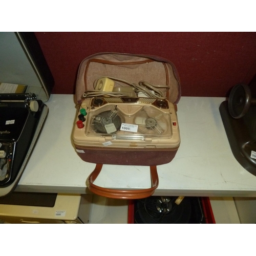 1005 - A vintage reel-to-reel tape recorder by Geloso type G256