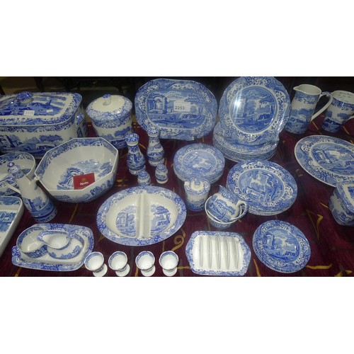 2253 - A large quantity of blue and white Spode Italian design dinner, breakfast and tableware (black spode... 