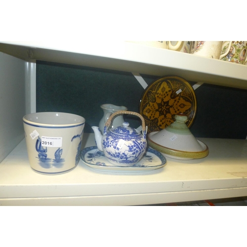 2016 - Small quantity of miscellaneous pottery ware (one shelf)