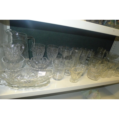 2031 - A quantity of miscellaneous decorative glassware and drinking glasses (1 shelf)