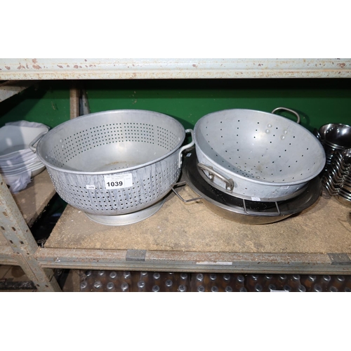 1039 - 2 x aluminium colanders and 2 x stainless steel colanders