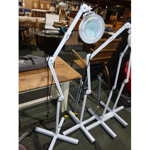 2555 - A white mobile adjustable magnifying light - trade