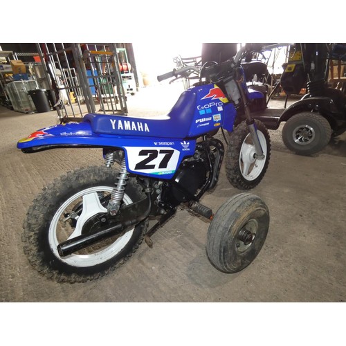 2092 - A Yamaha 50cc kids mini motor bike type PW50 with 2 easily removable stabiliser wheels fitted