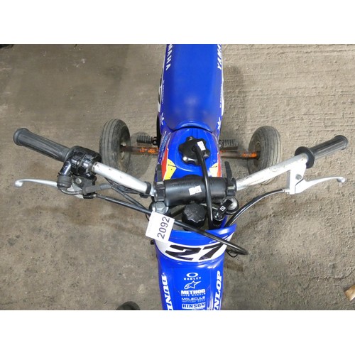 2092 - A Yamaha 50cc kids mini motor bike type PW50 with 2 easily removable stabiliser wheels fitted