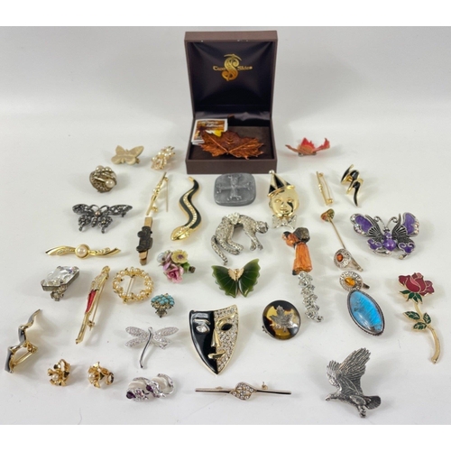 33 - A quantity of costume jewellery to include a lizard brooch, butterfly brooch and a two skies forever... 