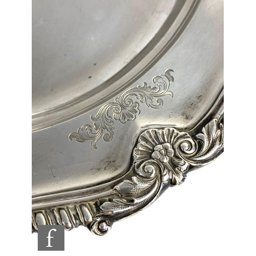 40 - A George IV hallmarked silver shallow plate of plain form with engraved crest within gadroon and she... 