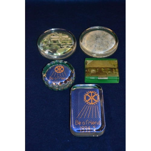 5 VARIOUS FLAT GLASS PAPERWEIGHTS INCLUDING ONE OF OAKHAM Barnebys