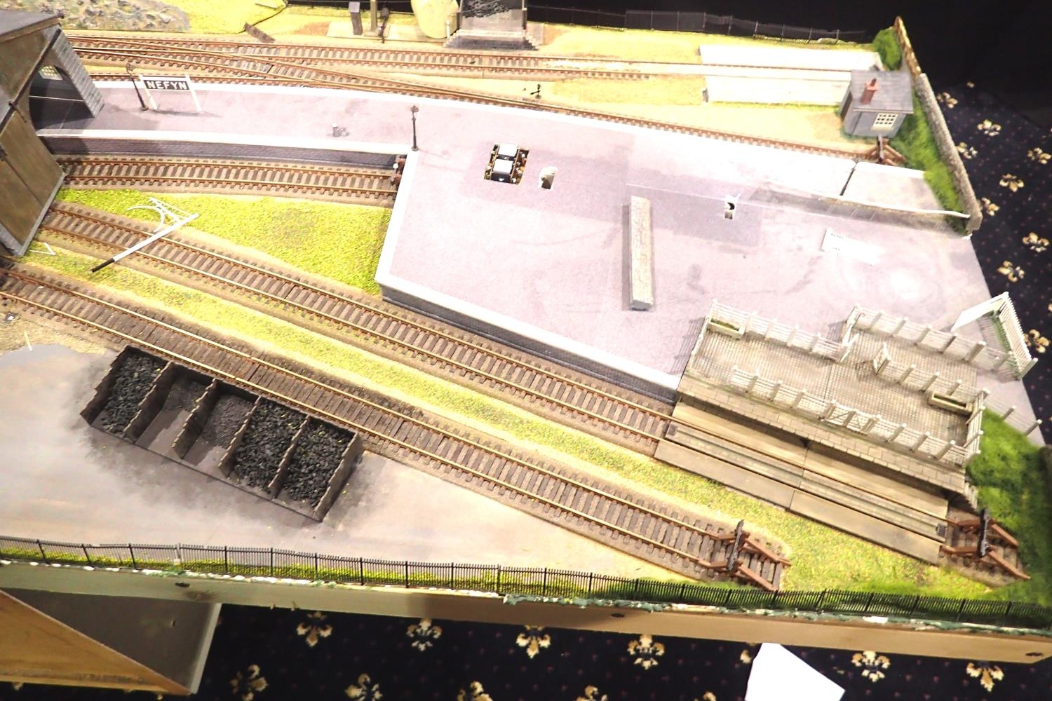 OO scale model railway layout, end to end, station to fiddle yard, electric points, 306 x 57 cm. Not
