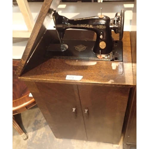 Vintage treadle Singer sewing machine with oak base.... Barnebys