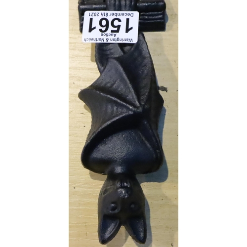 Cast iron hanging bat door knocker, H 18 cm. P&P Group 1 (£... Barnebys