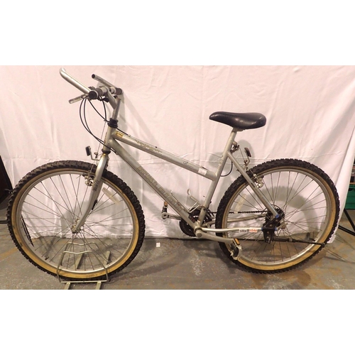 1004 - Raleigh Voyager twenty one speed 20 inch ladies mountain bike. Not available for in-house P&P, conta... 