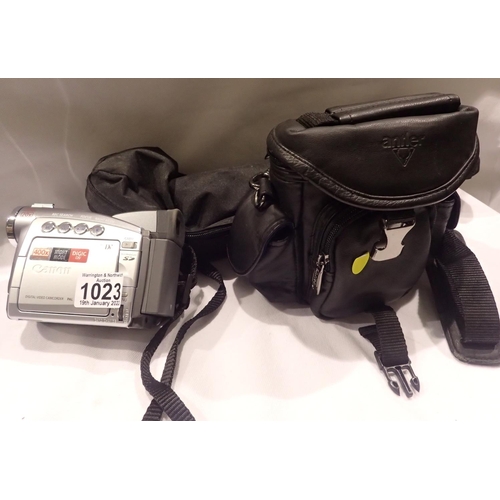 1023 - Cased Canon video camera with tripod. P&P Group 3 (£25+VAT for the first lot and £5+VAT for subseque... 
