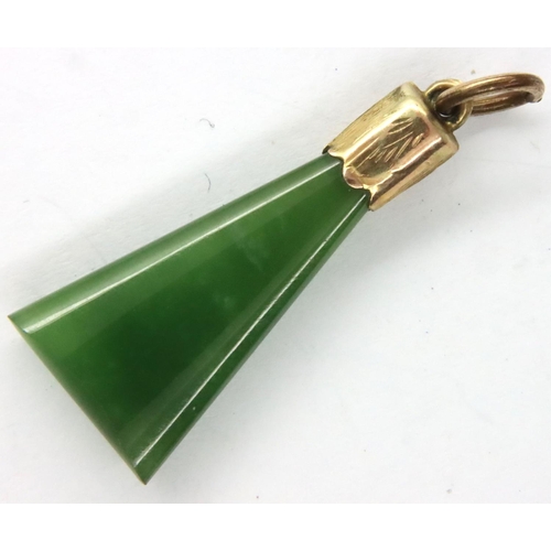 11 - 9ct gold and jade pendant, L: 27 mm, 1.6g. P&P Group 1 (£14+VAT for the first lot and £1+VAT for sub... 