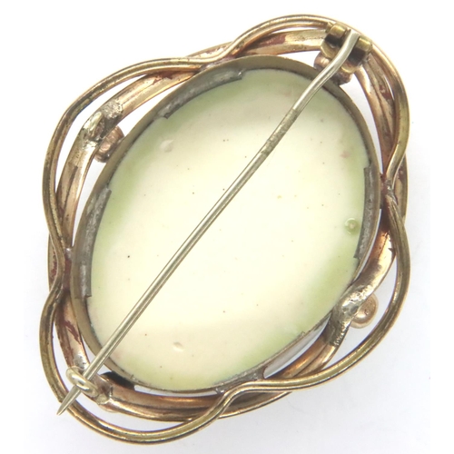 18 - Yellow metal pinchbeck brooch, D: 40 mm, 16g. Clasp fully functional. P&P Group 1 (£14+VAT for the f... 