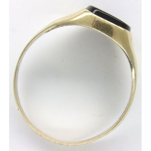 39 - Gents 9ct gold onyx set ring, size Z+2, 3.2g. P&P Group 1 (£14+VAT for the first lot and £1+VAT for ... 