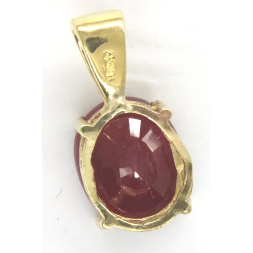 48 - 18ct gold and single ruby pendant, L: 17 mm, ruby 10 x 8 mm, 1.6g. P&P Group 1 (£14+VAT for the firs... 