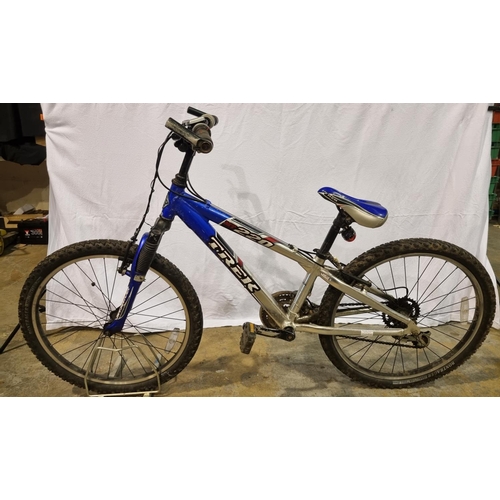 1008a - Trek MT 220 10 inch frame, 18 speed front suspension mountain bike. Not available for in-house P&P, ... 