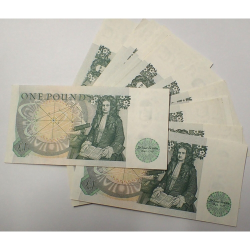3007K - Twenty one Page and Somerset Queen Elizabeth II one pound notes in good condition. P&P Group 1 (£14+... 