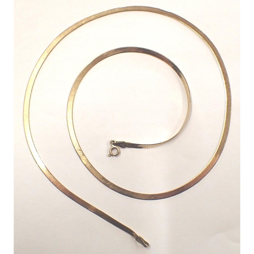 23 - 9ct gold flat necklace, 3.8g, L: 53 cm. P&P Group 1 (£14+VAT for the first lot and £1+VAT for subseq... 