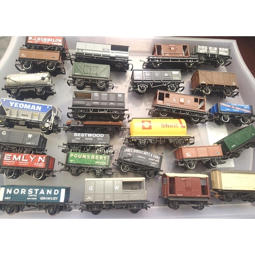 2014 - Twenty six assorted OO scale wagons, various makes and types, mostly good condition and unboxed. P&P... 
