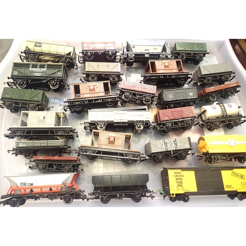 2015 - Twenty five assorted OO scale wagons, various makes and types, mostly good condition and unboxed. P&... 
