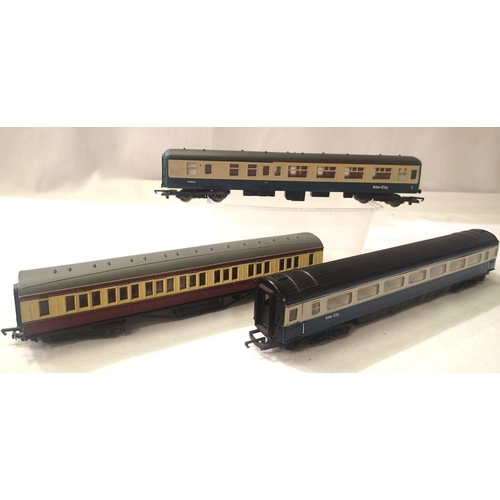 2018 - Three OO scale coaches; Lima, Mainline and Hornby. In very good condition and unboxed. P&P Group 1 (... 