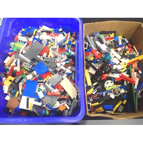 2041 - Approximately 12 kg of mixed Lego, includes figures.  P&P Group 2 (£18+VAT for the first lot and £3+... 