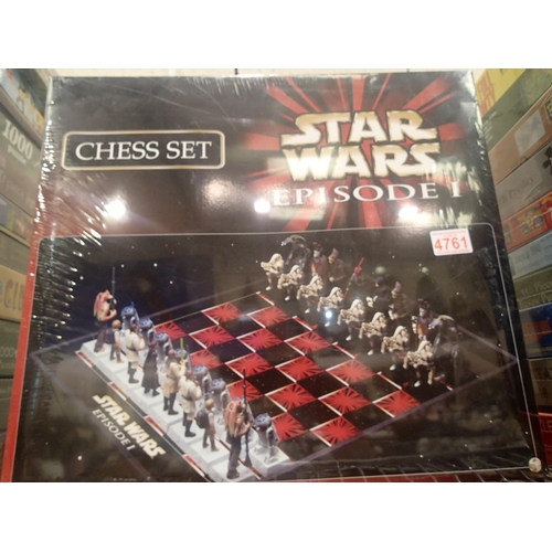 2052 - Sealed Star Wars episode 1 chess set. P&P Group 1 (£14+VAT for the first lot and £1+VAT for subseque... 