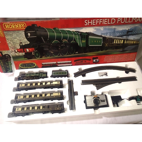2001 - Hornby R1135 Sheffield Pullman train set, class A1 Doncaster LNER Green, 2547 with three Pullman coa... 