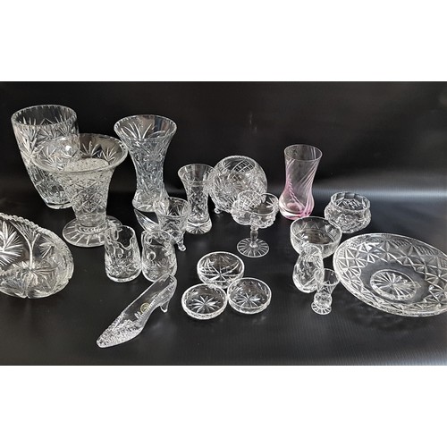 139 - SELECTION OF EDINBURGH AND OTHER CRYSTAL
including two small jugs, 10cm and 10.5cm high, three circu... 