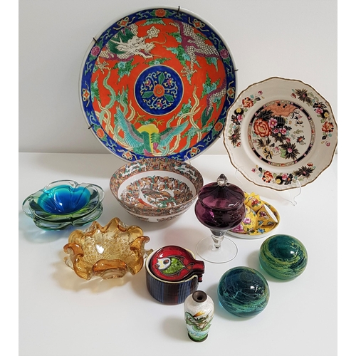 152 - MIXED LOT OF CERAMICS AND GLASS
including a large Japanese charger, 37cm diameter, Chinese bowl deco... 