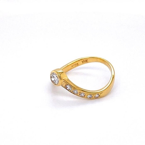 25 - 18k Yellow Gold Ring With Diamond Centre Stone & 5 Stones On Each Side - Reverse Tampered Sides. 0.5... 
