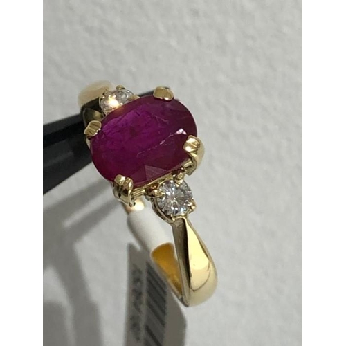 28 - 18k yellow gold ring with 1.89ct ruby untreated dimensions 8.5x6.7x3.15mm( Afghanistan) and 2 side s... 