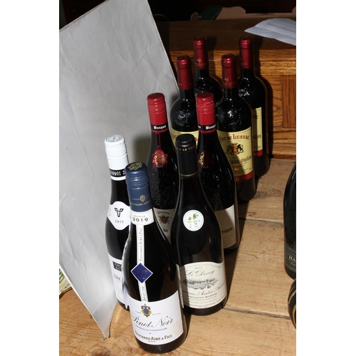 50 - Nine bottles of red wine, four Lussac Saint-Emilion, two Réserve de Bonpas and three others.