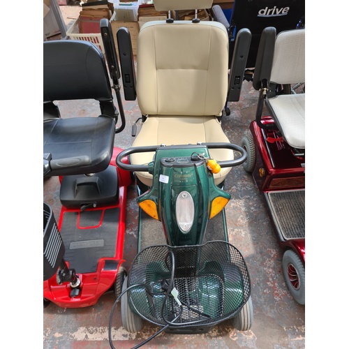 A CRAFTMATIC COMFORT COACH IV GREEN MOBILITY SCOOTER WITH KEY AND