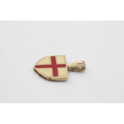24 - A 9ct gold enamelled English flag crest shield pendant - approx. gross weight 1.7 grams