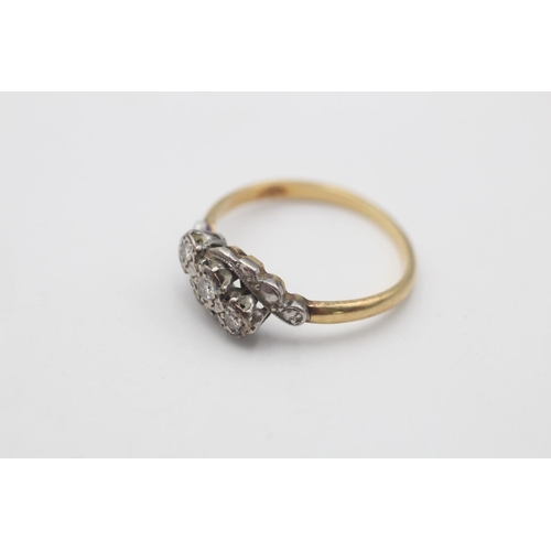 32 - An 18ct gold diamond three stone twist setting ring, M½ - approx. gross weight 2.3 grams