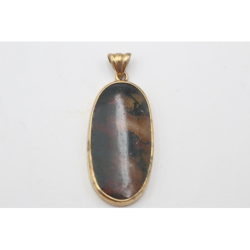 39 - A 9ct gold moss agate solitaire drop pendant - approx. gross weight 4.1 grams