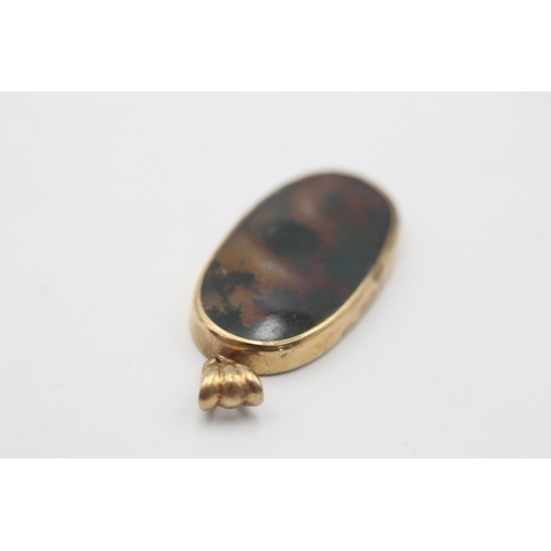 39 - A 9ct gold moss agate solitaire drop pendant - approx. gross weight 4.1 grams