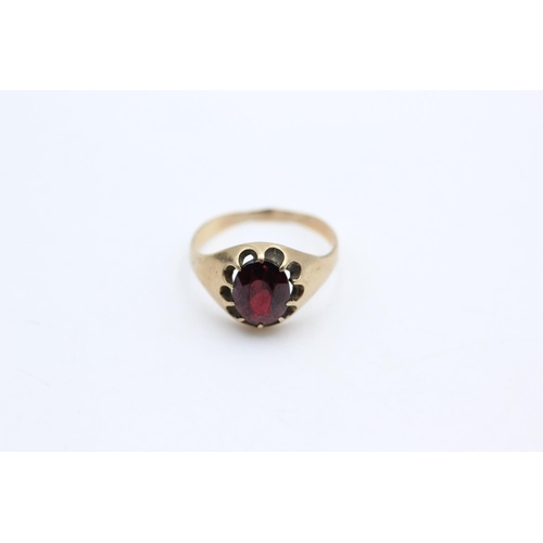 44 - A 9ct gold garnet solitaire buttercup setting ring, size Q - approx. gross weight 3 grams