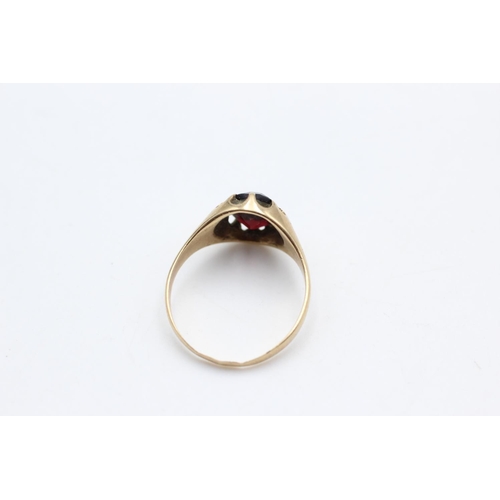 44 - A 9ct gold garnet solitaire buttercup setting ring, size Q - approx. gross weight 3 grams