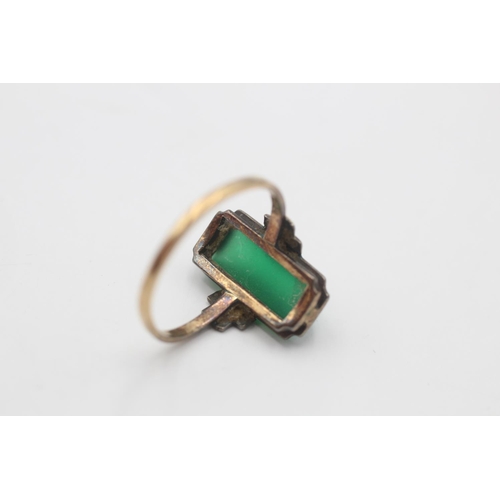 45 - A 9ct yellow and white gold chrysoprase solitaire cocktail ring, size N - approx. gross weight 2.2 g... 