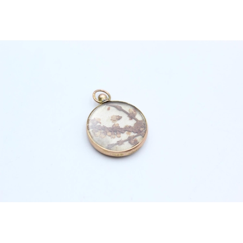 49 - A hallmarked Chester 9ct gold pressed heather double sided locket, dated 1901 - approx. gross weight... 