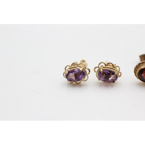 50 - Two 9ct gold paired gemstone solitaire stud earrings, one garnet and one amethyst - approx. gross we... 