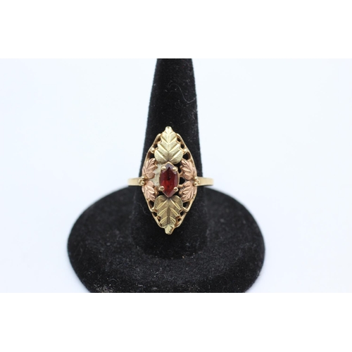 54 - A 9ct yellow and rose gold detailed garnet solitaire navette leaf setting ring, size O - approx. gro... 
