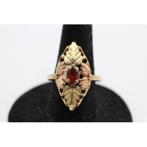 54 - A 9ct yellow and rose gold detailed garnet solitaire navette leaf setting ring, size O - approx. gro... 