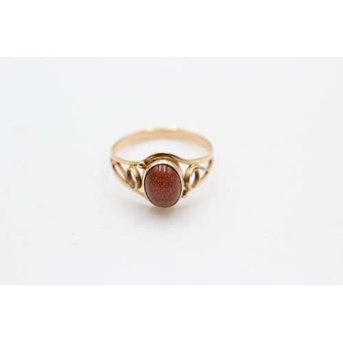 58 - A 9ct gold goldstone solitaire split shoulders dress ring, size O - approx. gross weight 1.9 grams