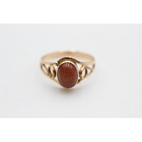 58 - A 9ct gold goldstone solitaire split shoulders dress ring, size O - approx. gross weight 1.9 grams