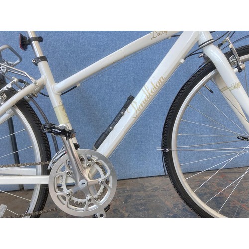 682C - A Victoria Pendleton Dalby lady's hybrid bike with Shimano Revo Shift 24 speed gear system and Tekro... 