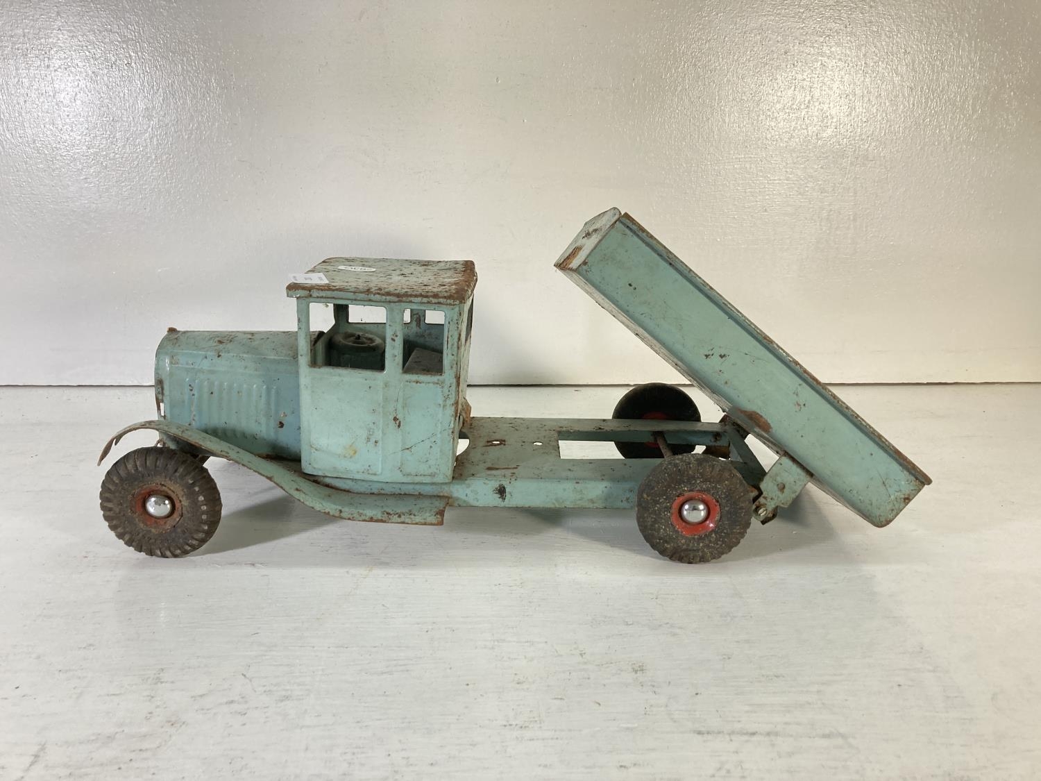 a-mid-20th-century-tri-ang-tin-plate-tipper-lorry-approx-17cm-high-x